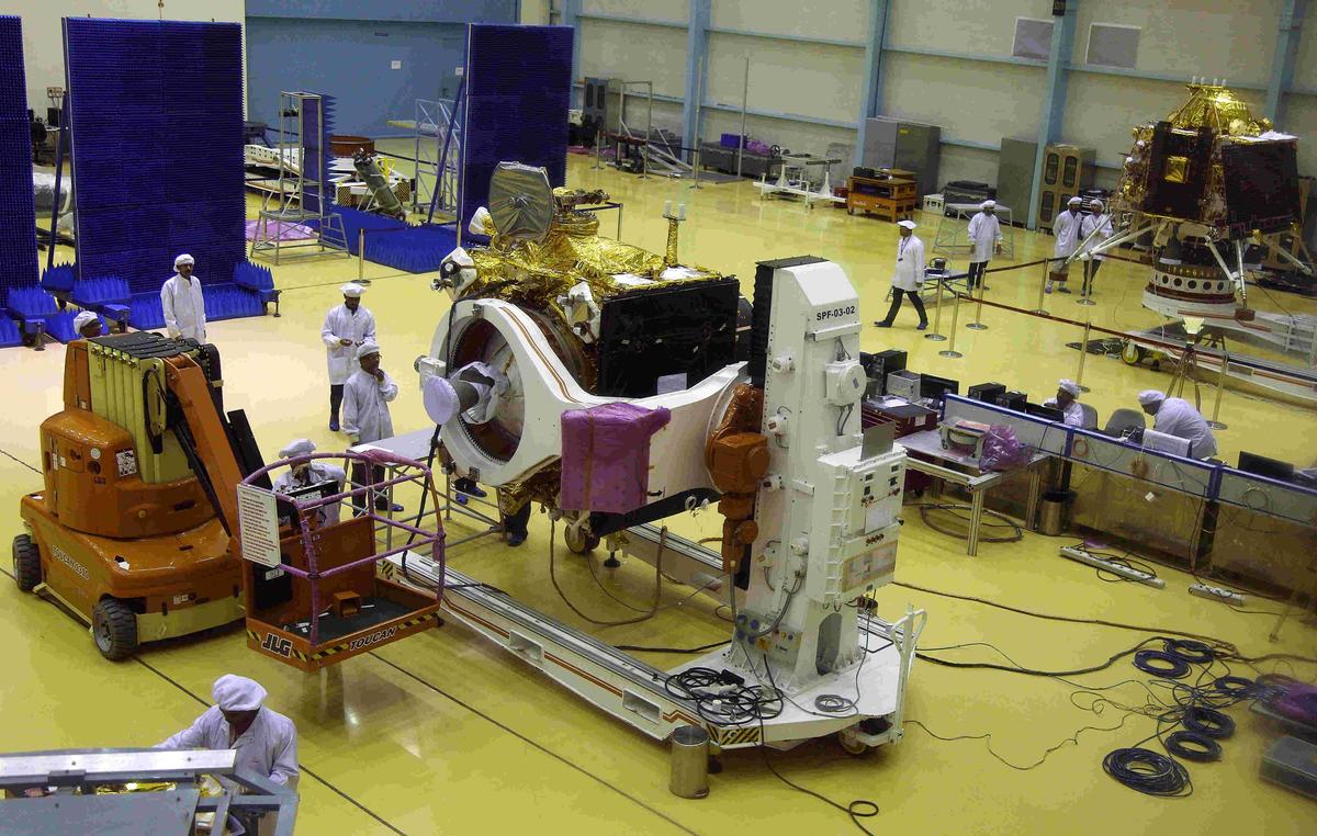 Ученые из Индийской организации космических исследований (ISRO) работают над орбитальным аппаратом Chandrayaan-2, июль 2019 года. Фото: EPA-EFE / JAGADEESH NV