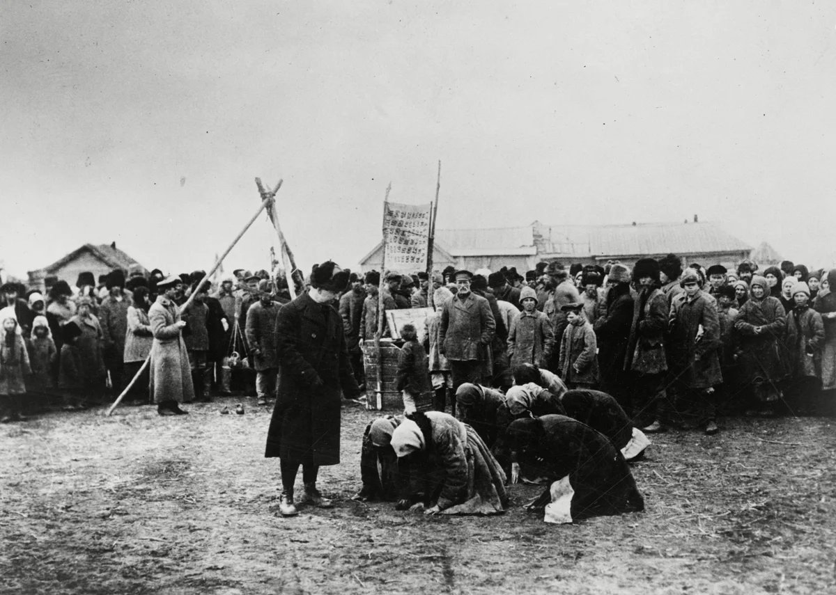 ARA staff feed starving people during one of the many famines in Soviet Russia, 1922. Photo: Universal History Archive / UIG / Shutterstock / Vida Press