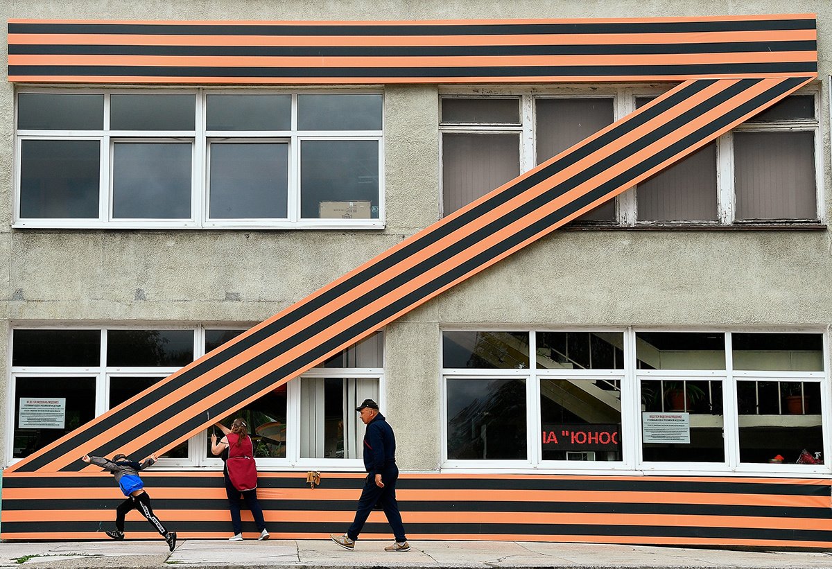 Знак «Z» фасаде Дворца спорта в Калининграде, 30 августа 2022 года. Фото: Игорь Иванько / Коммерсантъ / Sipa USA / Vida Press