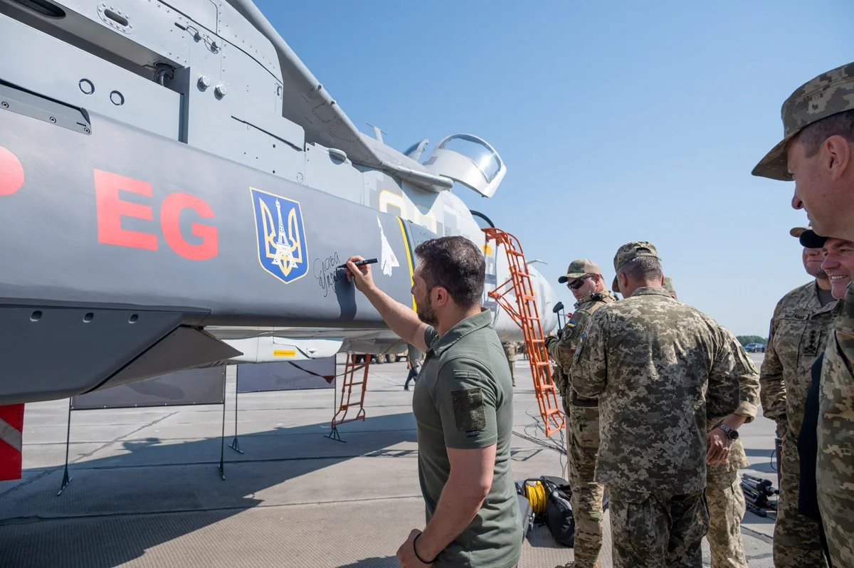 Volodymyr Zelensky celebrates Air Force Day with military personnel, 6 August 2023. Photo: Abaca Press / Sipa USA / Vida Press