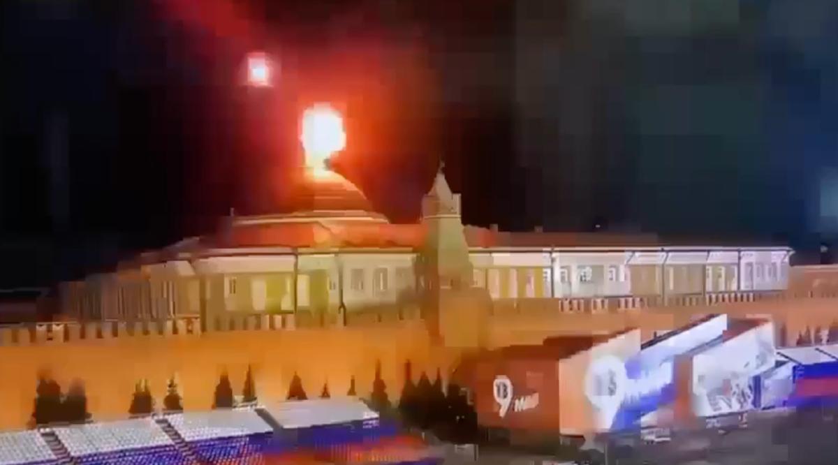 Фото: момент взрыва дрона над Кремлем