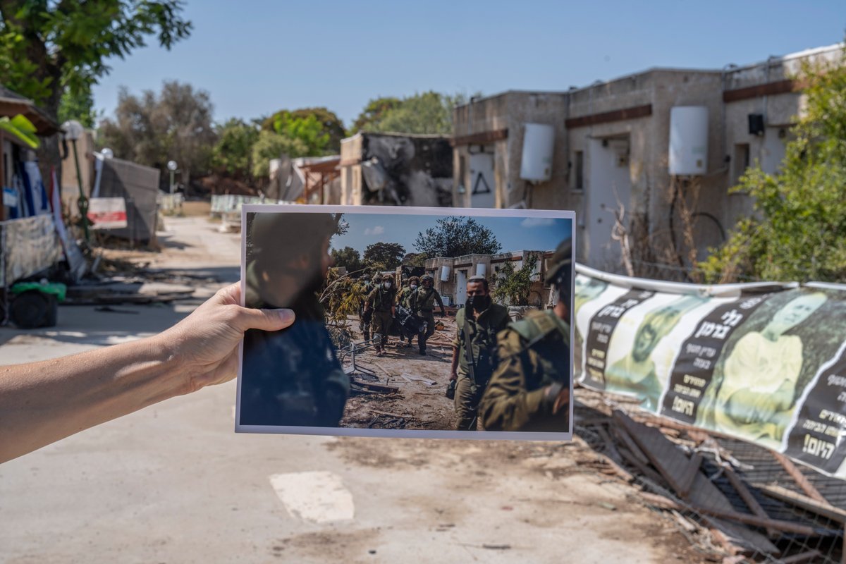 Фотография, на которой израильские войска выносят тела убитых жителей из разрушенных домов в кибуце Кфар-Аза 10 октября 2023 года, сделанная на том же самом месте 26 сентября 2024 года. Фото: Ilia Yefimovich / dpa / picture-alliance / Scanpix / LETA