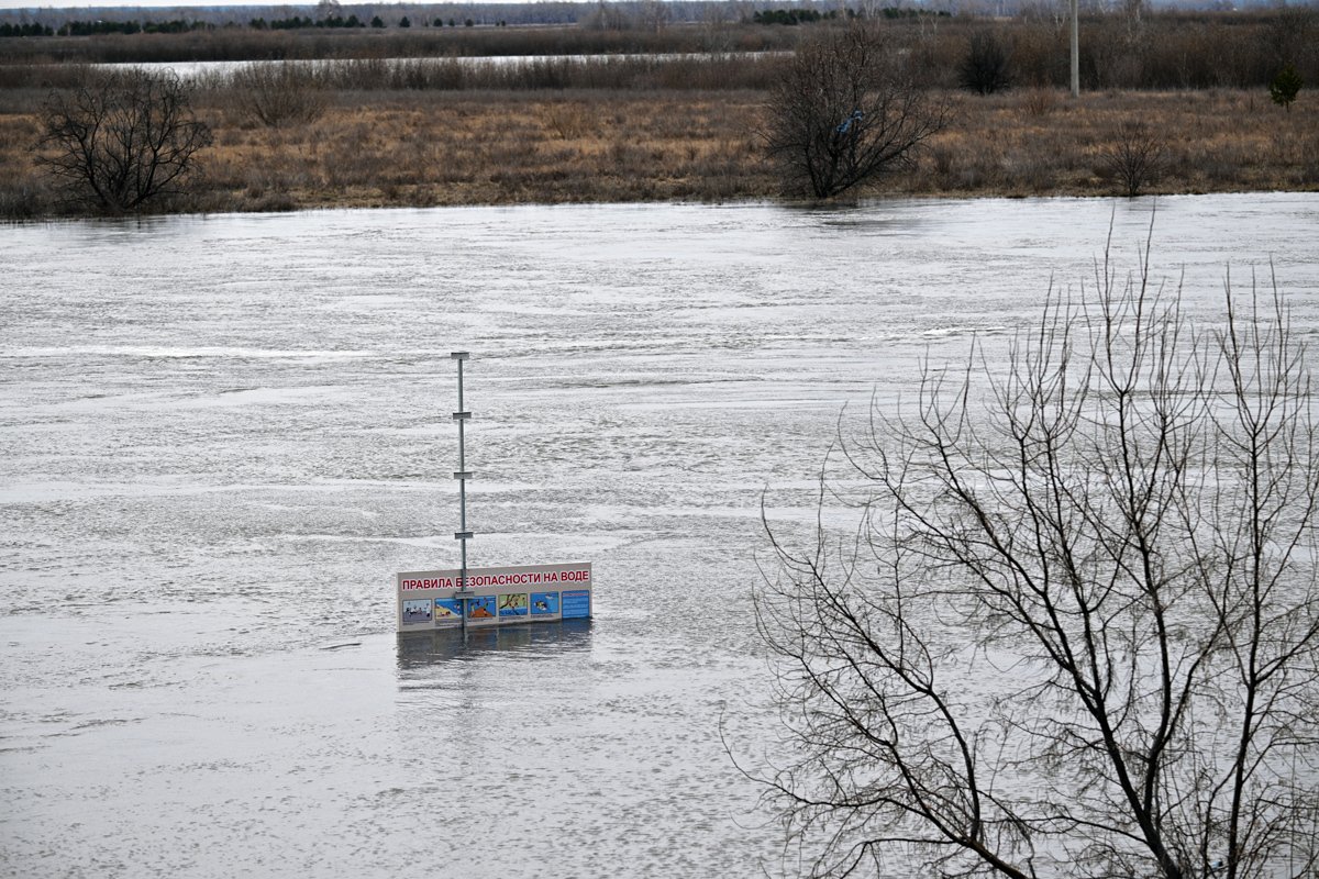 Последствия наводнения в Кургане, 17 апреля 2024 года. Фото: Евгений Разумный / Коммерсантъ / Sipa USA / Vida Press