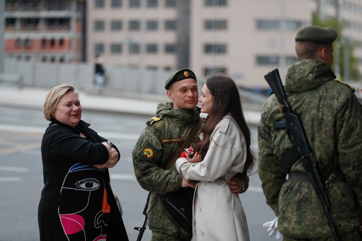 Российский военнослужащий встречается со своими родственниками перед репетицией ежегодного военного парада в центре Москвы, 2 мая 2024 года. Фото: Юрий Кочетков / EPA-EFE