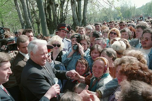 Борис Ельцин на встрече с избирателями, 7 мая 1996 года. Фото: Wikimedia