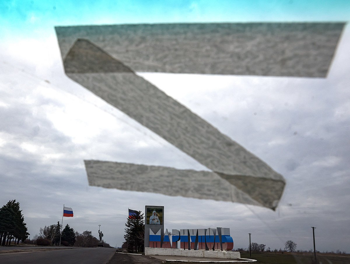 Вид из окна автомобиля через знак «Z» на въезд в Мариуполь, Украина, 7 декабря 2022 года. Фото: Сергей Ильницкий / EPA-EFE