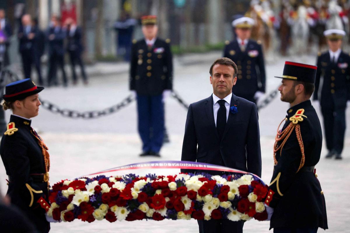 Президент Франции Эмманюэль Макрон у могилы неизвестного солдата во время церемонии, посвященной окончанию Второй мировой войны в Европе, 8 мая 2023 года. Фото: EPA-EFE / JOHANNA GERON
