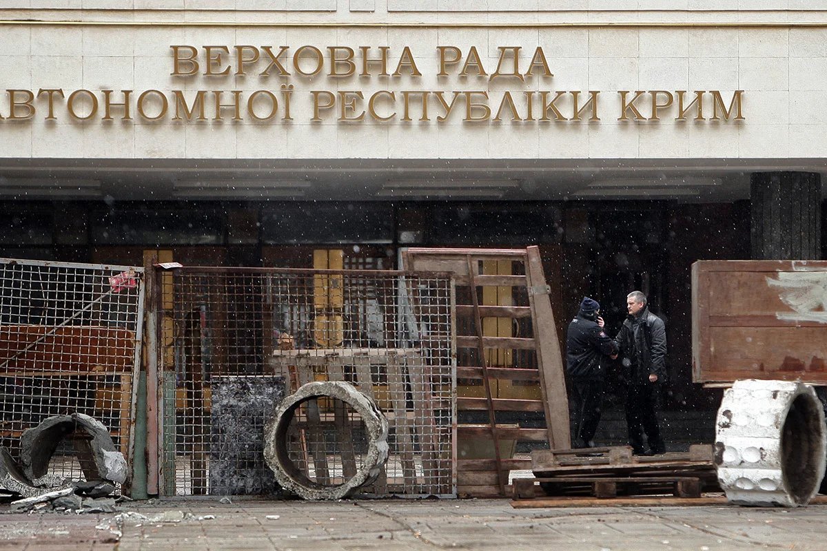 Barricades built by pro-Russian activists seen in front of a building of Crimean parliament in Simferopol, 27 February 2014. Photo: EPA/ARTHUR SHWARTZ