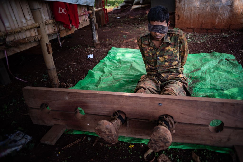 Një i burgosur lufte birmanez pret marrjen në pyetje në një bazë në territorin e kontrolluar nga rebelët më 21 maj 2023 në shtetin Kayah, Myanmar.  Foto: Daphne Wesdorp/Getty Images