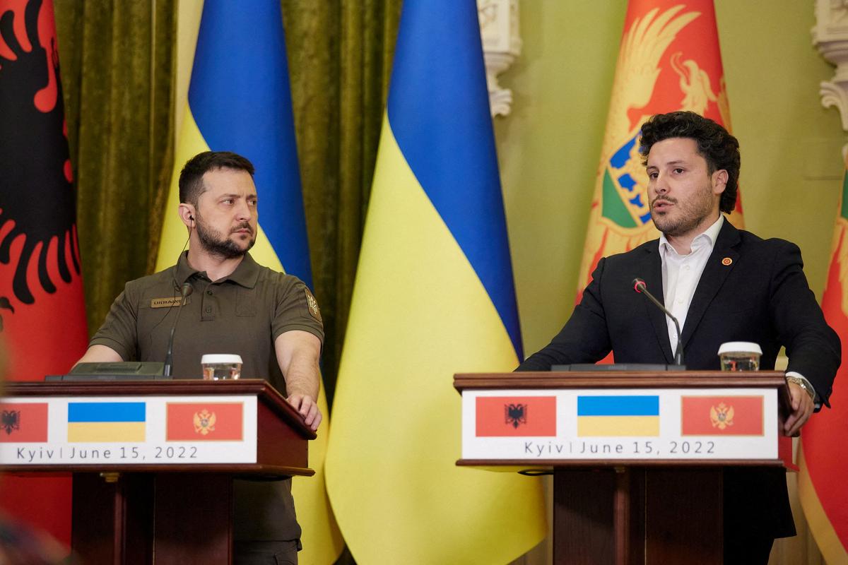 Владимир Зеленский и Дридан Абазович принимают участие в совместном брифинге в Киеве, 15 июня 2022 года. Фото: REUTERS