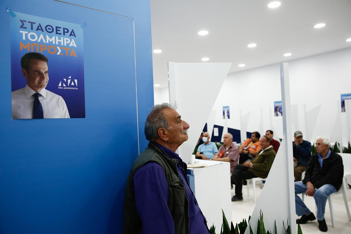 Сторонники консервативной партии «Новая демократия» наблюдают за объявлением результатов всеобщих выборов в Греции в предвыборном киоске партии на центральной площади Синтагма в Афинах, Греция, 21 мая 2023 г. EPA-EFE/YANNIS KOLESIDIS
