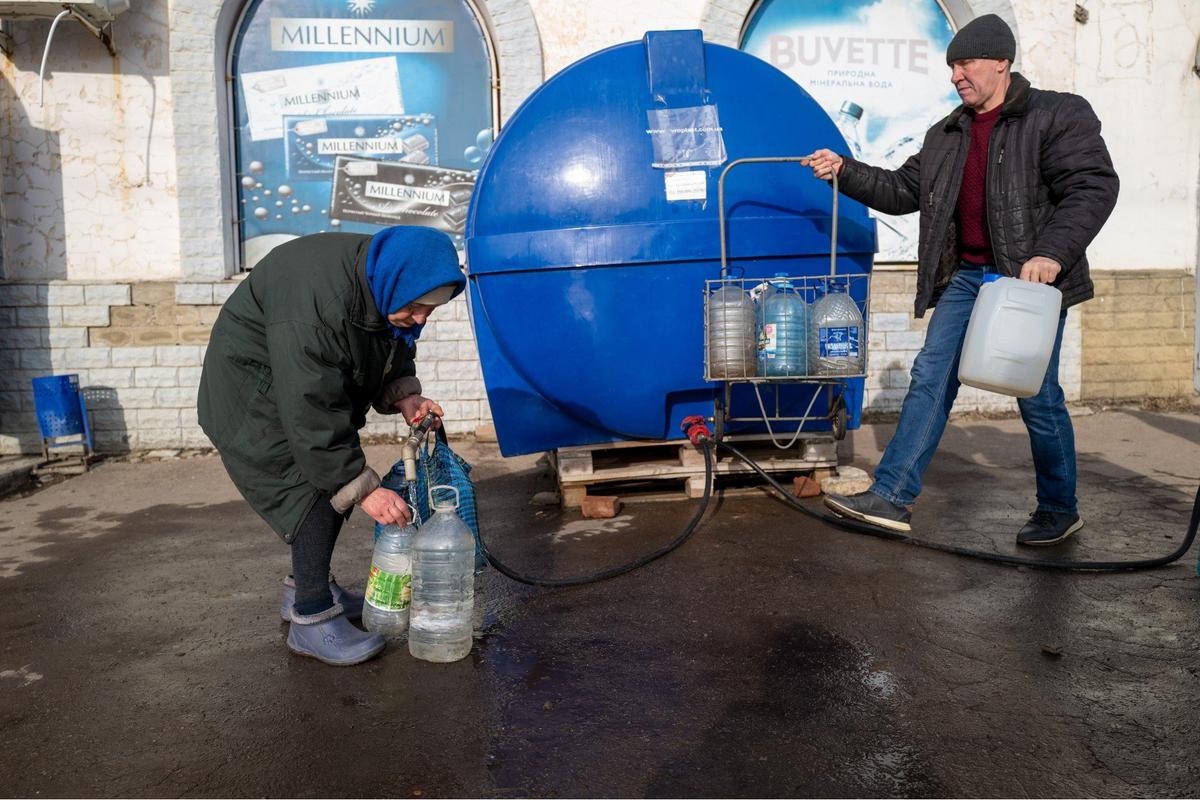 Жители Донецкой области наполняют бутылки с водой, январь 2023 года. Фото: Spencer Platt / Getty Images