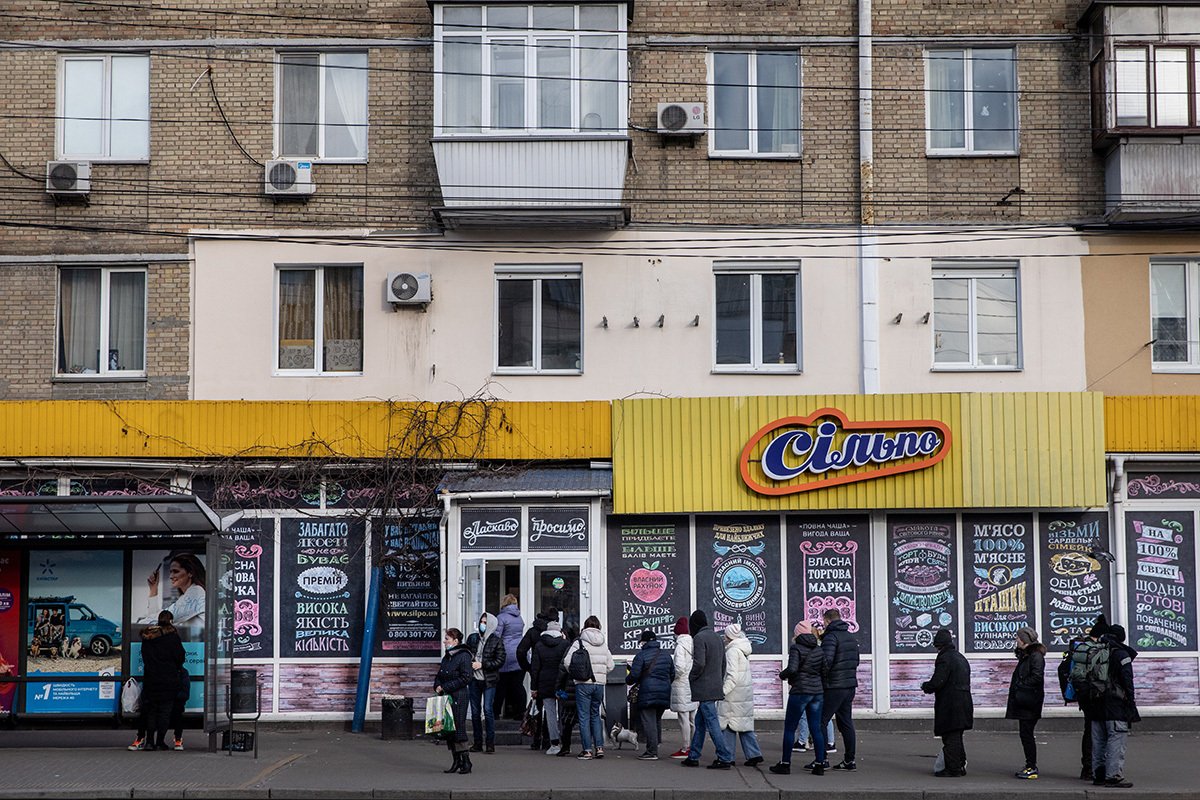 Люди стоят в очереди в продуктовый магазин, Киев, Украина, 25 февраля 2022 года. Фото: Chris McGrath / Getty Images