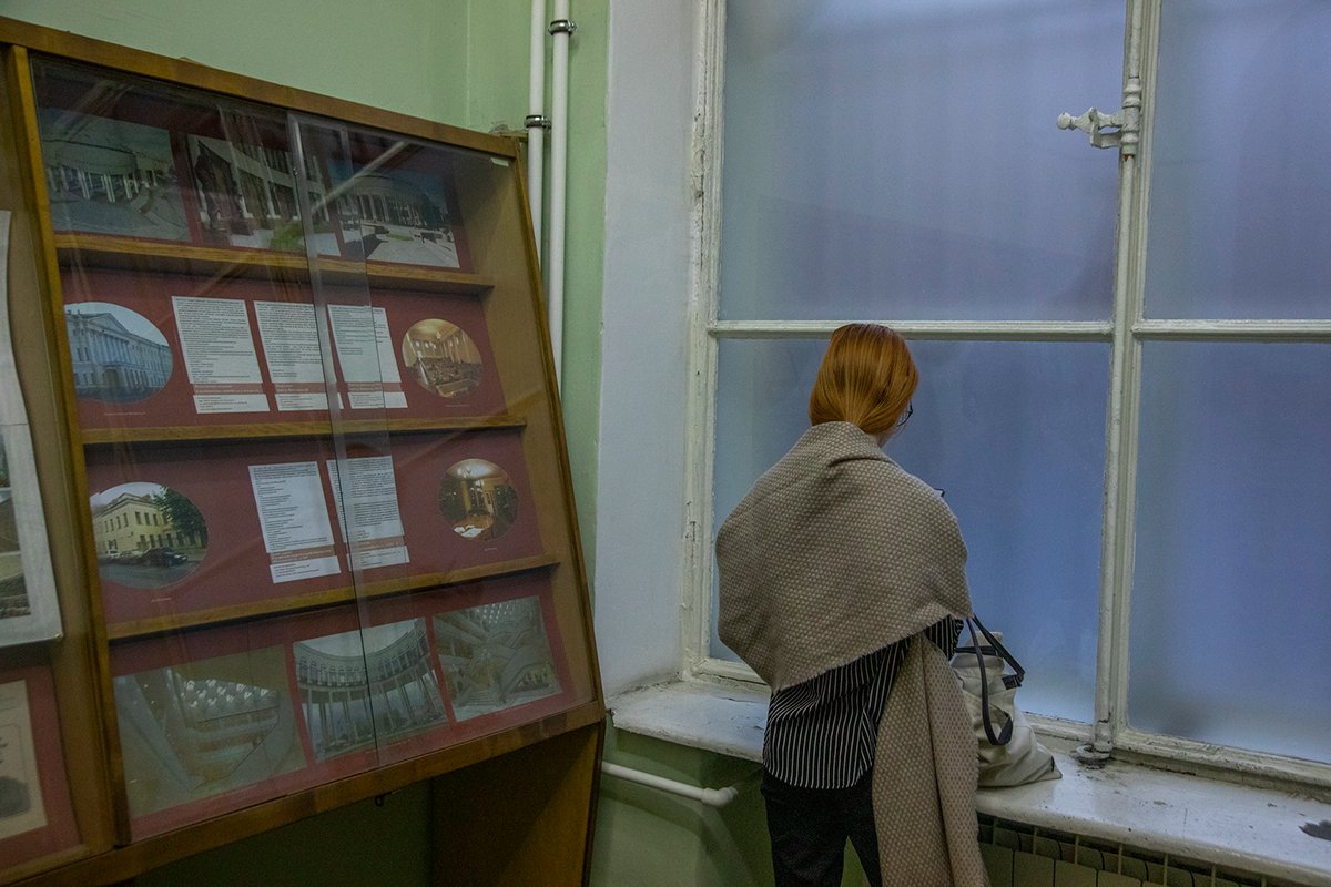 Посетительница Российской Национальной Библиотеки Санкт-Петербурга. Фото: Дмитрий Цыганов