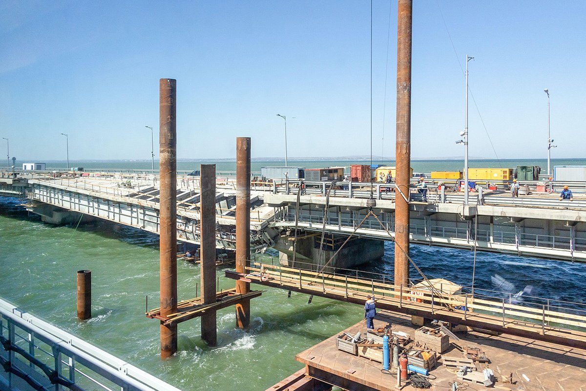 Puna e riparimit në seksionin e dëmtuar të Urës së Krimesë, 16 gusht 2023. Foto: Picvario Media, LLC / Alamy / Vida Press