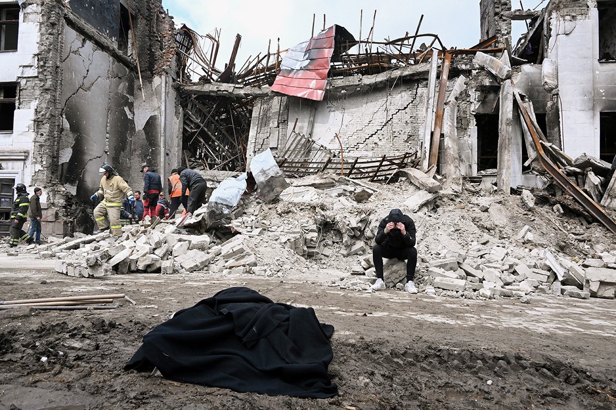 Ekipet e shpëtimit heqin rrënojat nga Teatri i Dramës Mariupol, rajoni Donetsk, Ukrainë, 22 prill 2022. Foto: Anatoly Zhdanov / Kommersant / Sipa USA / Vida Press