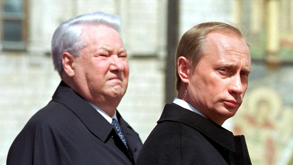Борис Ельцин и Владимир Путин после церемония инаугурации президента Путина, 7 мая 2000 года. Фото: EPA / TASS POOL