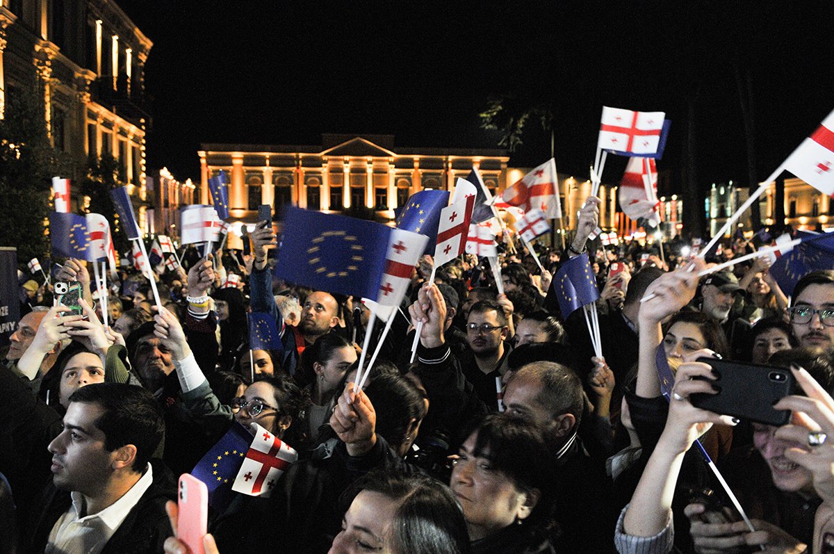 Акция перед президентским дворцом 8 ноября 2023 года в Тбилиси, посвященная решению Еврокомиссии. Фото: Nicolo Vincenzo Malvestuto / Getty Images