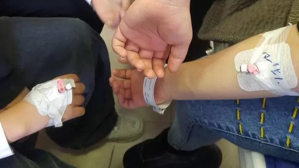 Школьницы с симптомами поделились в сети фотографиями после взятия проб крови. Фото: Twitter