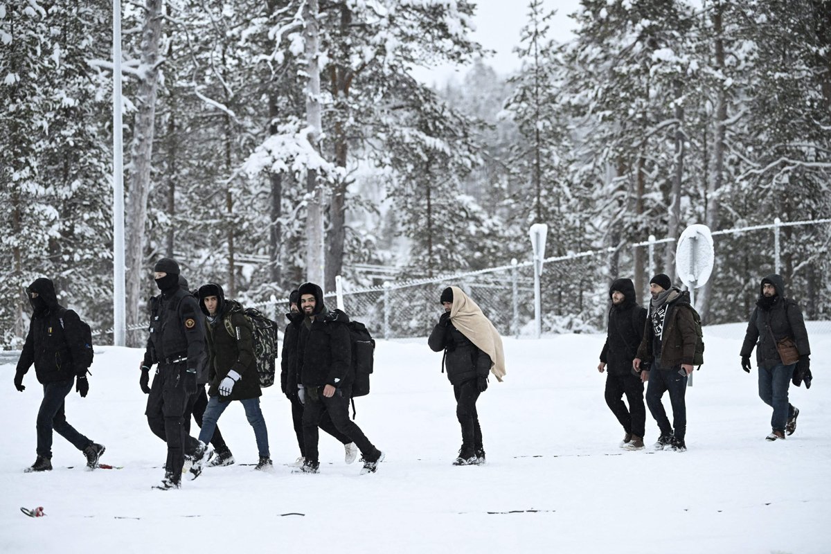 Финские пограничники сопровождают мигрантов на пункте пропуска Рая-Йоосеппи, Финляндия, 25 ноября 2023 года. Фото: Emmi Korhonen / Lehtikuva / AFP / Scanpix / LETA