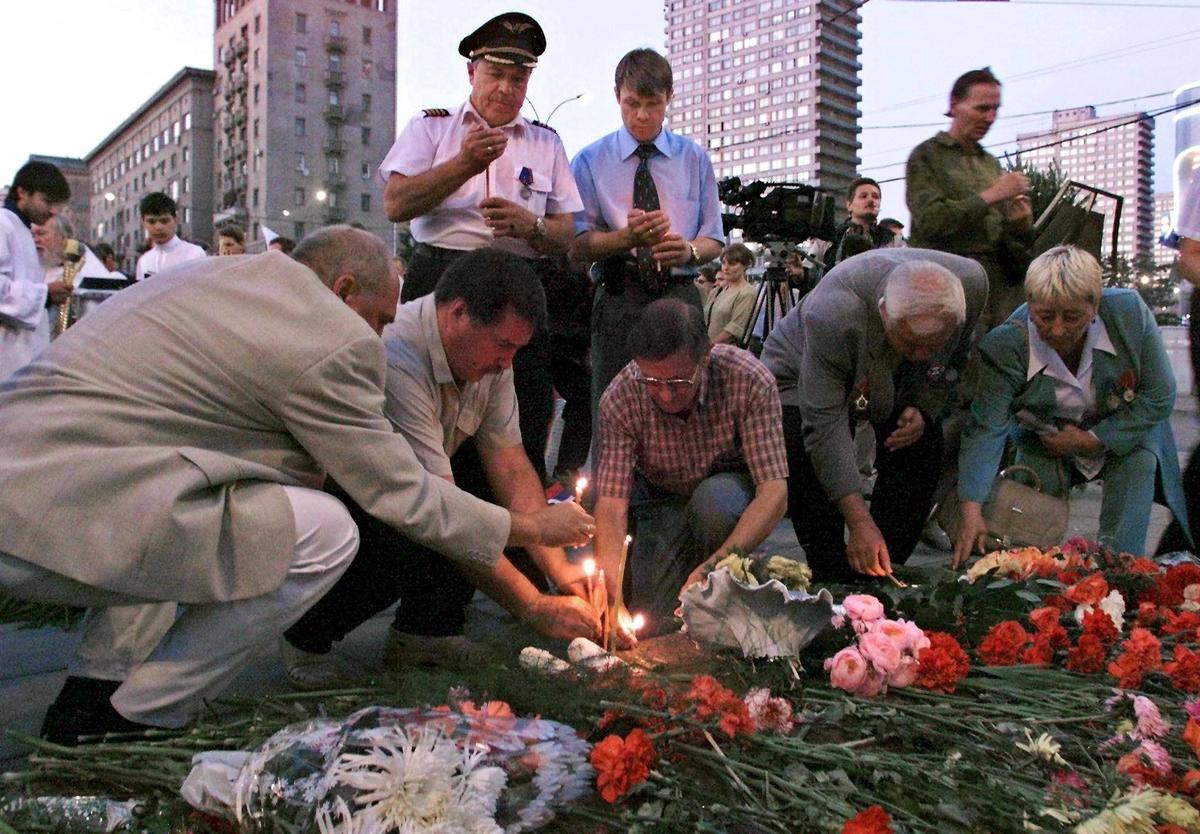 Люди несут цветы к стихийному мемориалу погибшим во время августовского путча 1991 года. Фото: EPA PHOTO EPA / SERGEI ILNITSKY