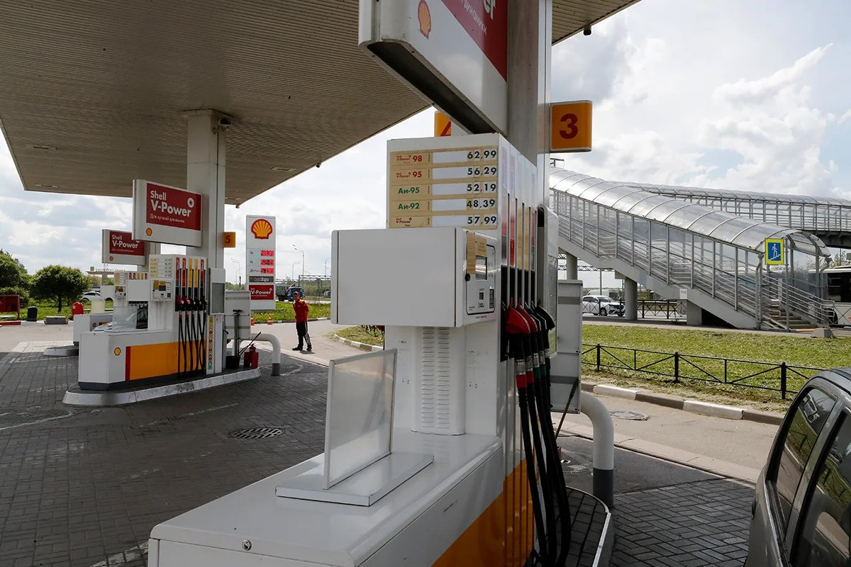 A Shell petrol station in St. Petersburg, June 2022. Photo: Anatoly Maltsev / EPA-EFE