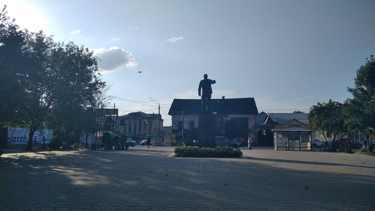 Центральная площадь города — Театральная — с памятником Ленину. Фото: Елена Косова, специально для «Новой газеты Европа»