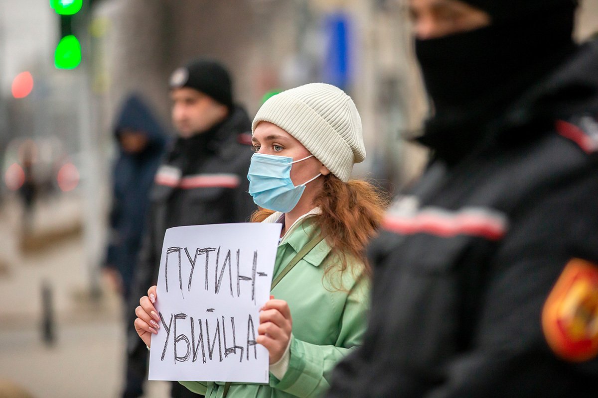 Женщина держит плакат с надписью «Путин убийца» на митинге в связи со смертью российского оппозиционера Алексея Навального у посольства России в Кишиневе, Молдова, 16 февраля 2024 года. Фото: Dumitru Doru / EPA-EFE