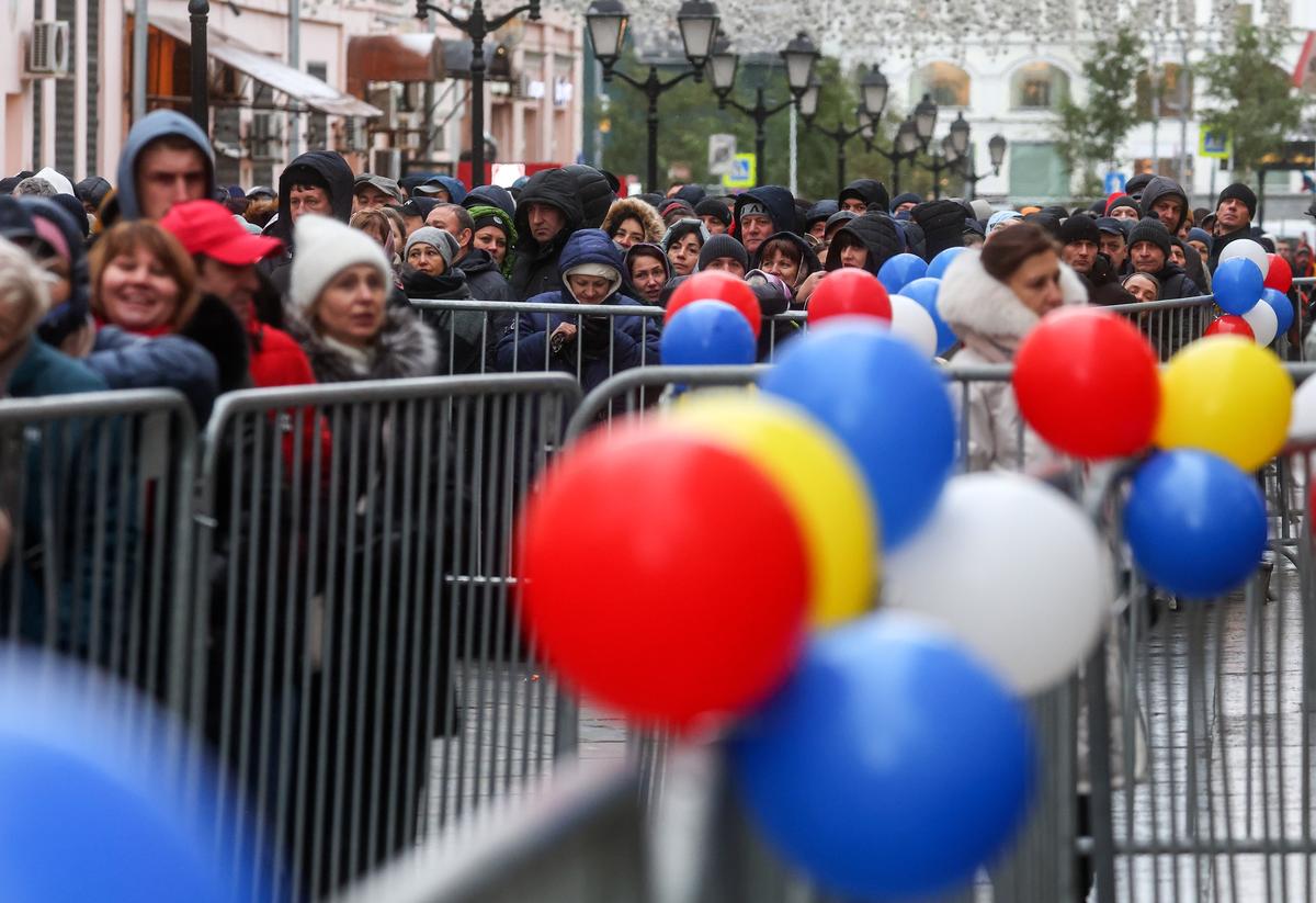 Members of the Moldovan diaspora line up to vote at the Moldovan Embassy in Moscow, 3 November 2024. Photo: EPA-EFE/SERGEI ILNITSKY