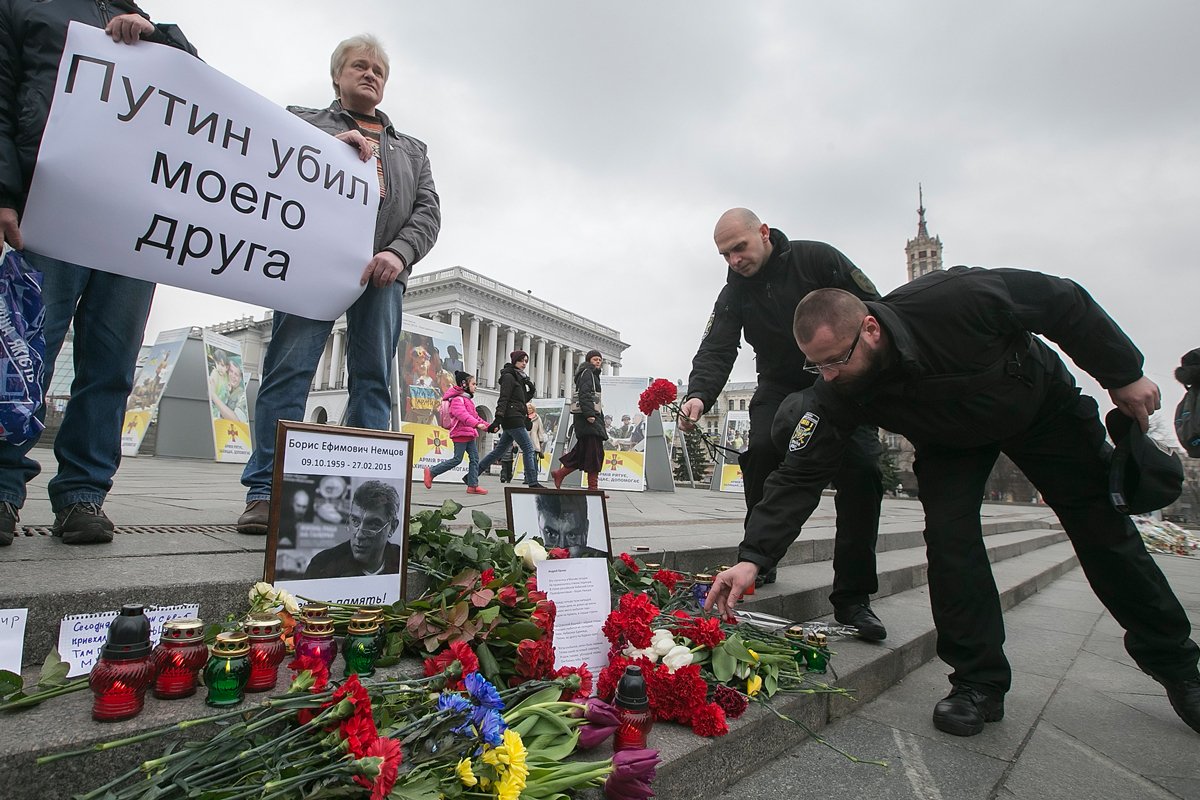 Украинцы держат плакат с надписью «Путин убил моего друга» во время акции памяти Бориса Немцова на площади Независимости в Киеве, Украина, 28 февраля 2015 года. Фото: Сергей Долженко / EPA-EFE