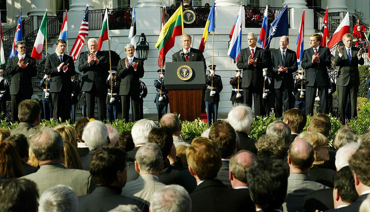 Президент США Джордж Буш поздравляет новых членов НАТО у Белого дома в Вашингтоне, 29 марта 2004 года. Тогда количество стран-членов НАТО увеличилось с 19 до 26 стран. Фото: Shawn Thew / EPA