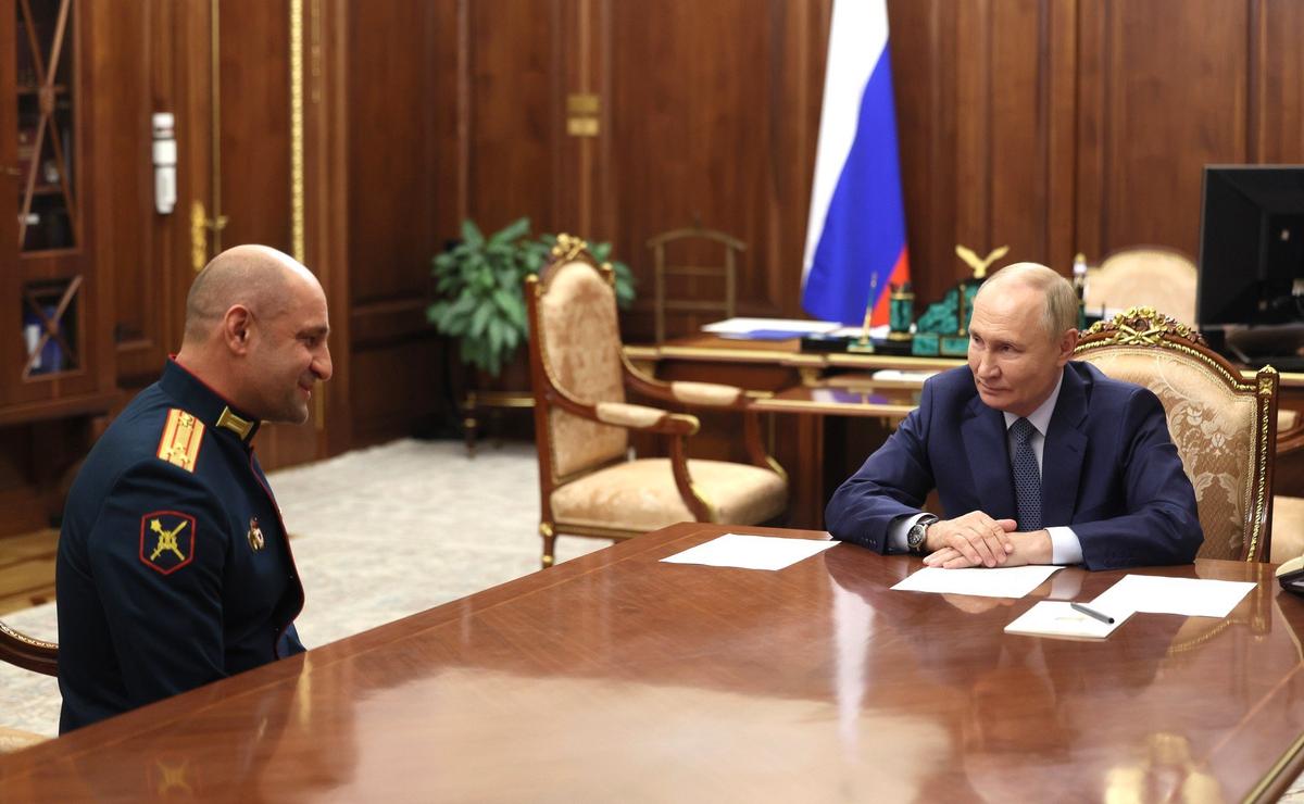 Colonel Artyom Zhoga and Vladimir Putin. Photo: kremlin.ru