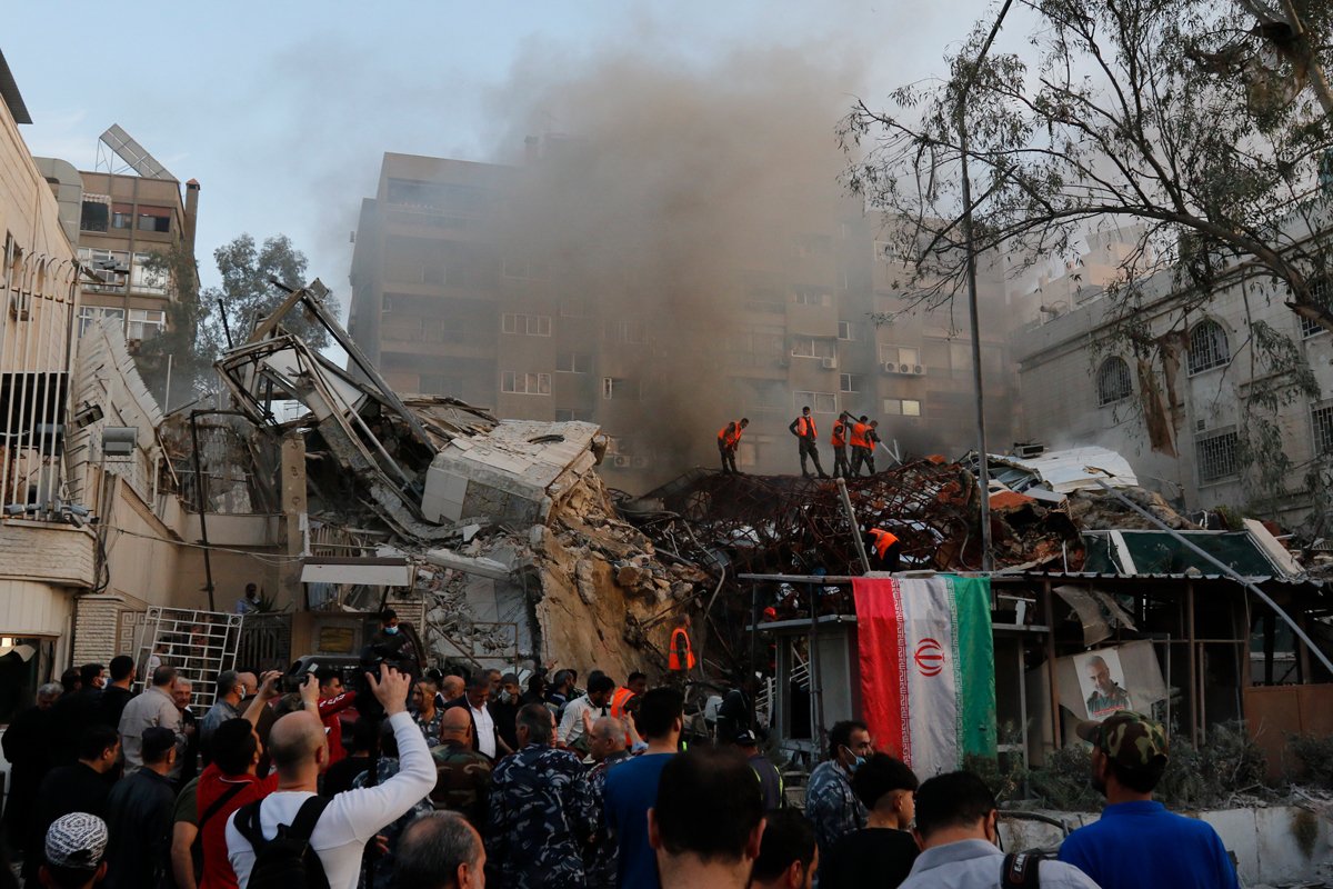 Разрушения на месте авиаудара рядом с посольством Ирана в Дамаске, Сирия, 1 апреля 2024 года. Фото: Youssef Dafawwi / EPA-EFE
