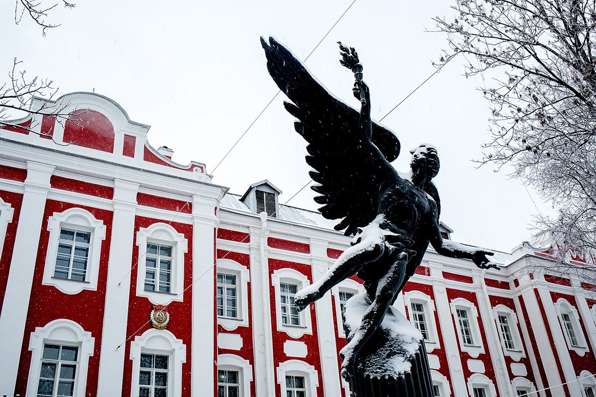 Памятник универсанту (крылатый гений) у здания СПб ГУ. Фото: Дмитрий Цыганов