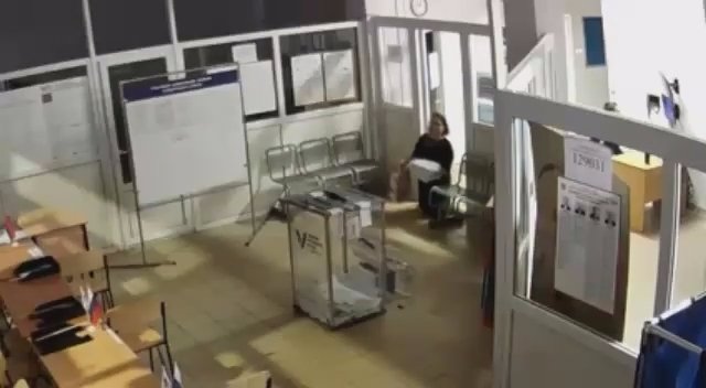 Скрин видеозаписи избирательного участка в Санкт-Петербурге. Фото: ASTRA / Telegram