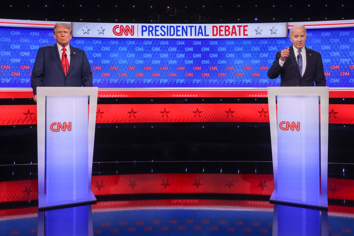 Джо Байден и Дональд Трамп на дебатах в студии CNN в Атланте, штат Джорджия, США, 27 июня 2024 года. Фото: Michael Reynolds / EPA-EFE