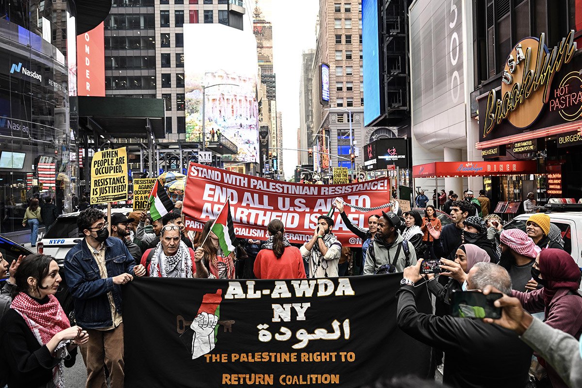 Люди принимают участие в пропалестинской демонстрации, организованной пропалестинскими НКО на Таймс-сквер в Нью-Йорке, США, 08 октября 2023 года. Фото: Fatih Aktas / Anadolu Agency / Getty Images