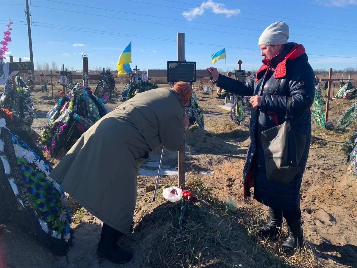 Hanna Hrihoryevna Romaniuk and her daughter Kateryna near Mykhailo’s grave. Photo: Olga Musafirova, exclusively for Novaya Gazeta Europe