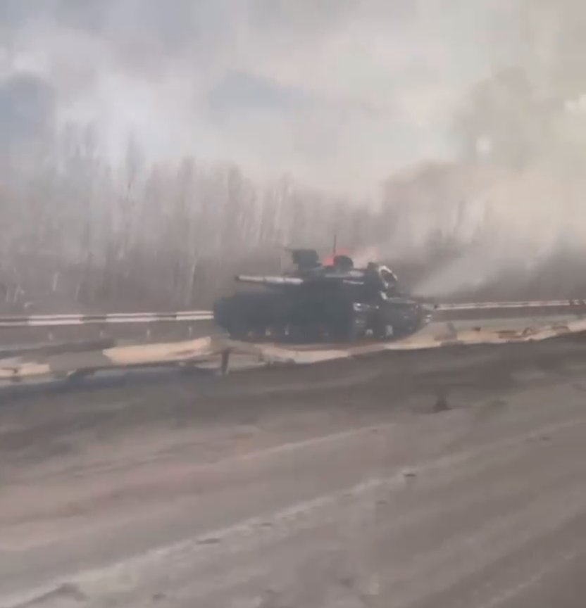 24 февраля 2022 года. Подбитый российский танк на Антоновском мосту. Скриншот с видео из пабликов Херсона