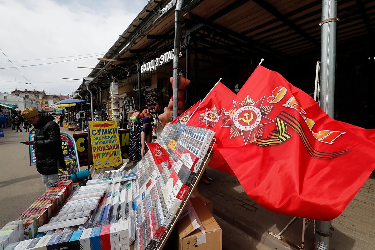 Cigarettes sold alongside Victory Day banners at a market in St. Petersburg, May 2022. Photo: Anatoly Maltsev / EPA-EFE