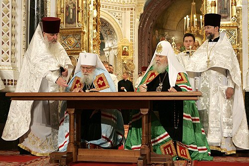 Первоиерарх РПЦЗ митрополит Лавр и патриарх Алексий II подписывают Акт о каноническом общении, 17 мая 2007 года. Фото: kremlin.ru