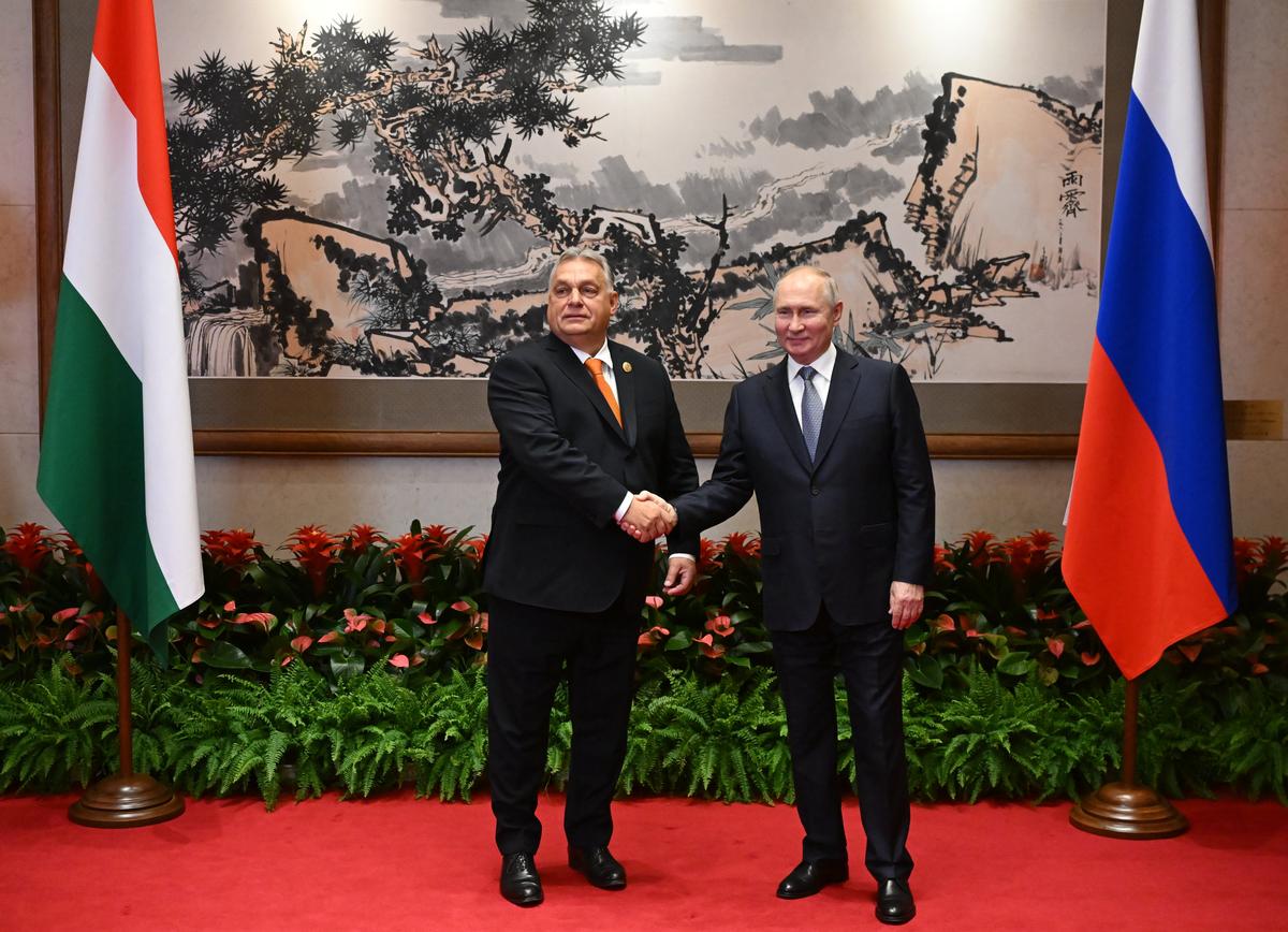 Hungarian Prime Minister Viktor Orbán shakes hands with Vladimir Putin during the Third Belt and Road Forum in Beijing, China, 17 October 2023. Photo: EPA-EFE / GRIGORY SYSOEV /SPUTNIK / KREMLIN POOL