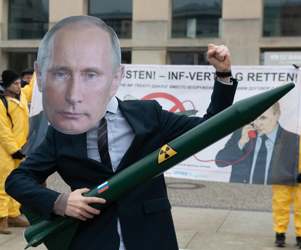 Акция протеста против выхода из договора о РСМД между Россией и США, 2019 год. Фото: Paul Zinken / picture alliance / Getty Images