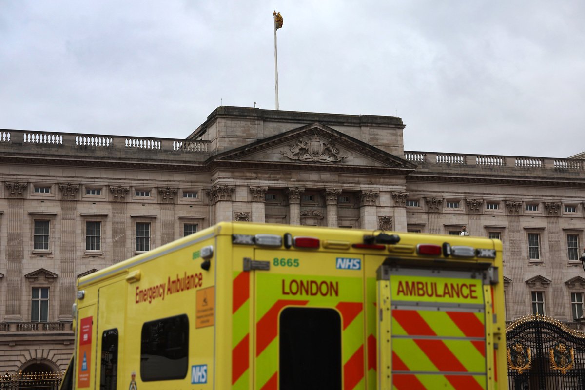 Машина скорой помощи у Букингемского дворца в Лондоне, 6 февраля 2024 года. Фото: Andy Rain / EPA-EFE