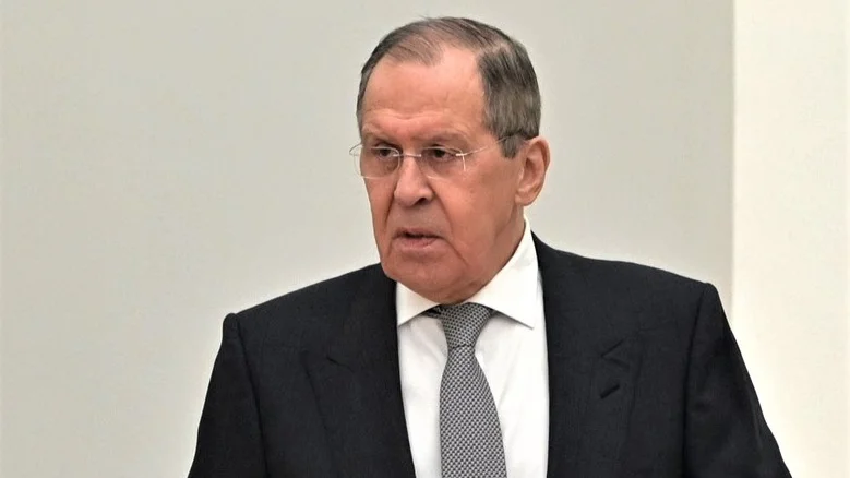 Сергей Лавров: И выстрел заглушил шум дальних электричек, //
Остался у ручья невзрачный мужичок. // 
В кармане у него нашли коробку спичек ...