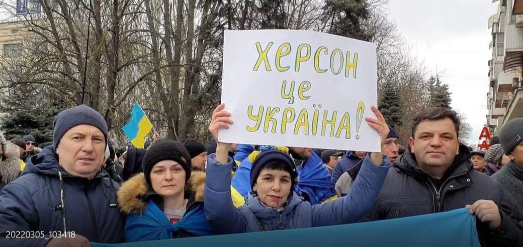 Иван Мойсиенко (справа) на митинге против оккупации Херсона. Фото: соцсети