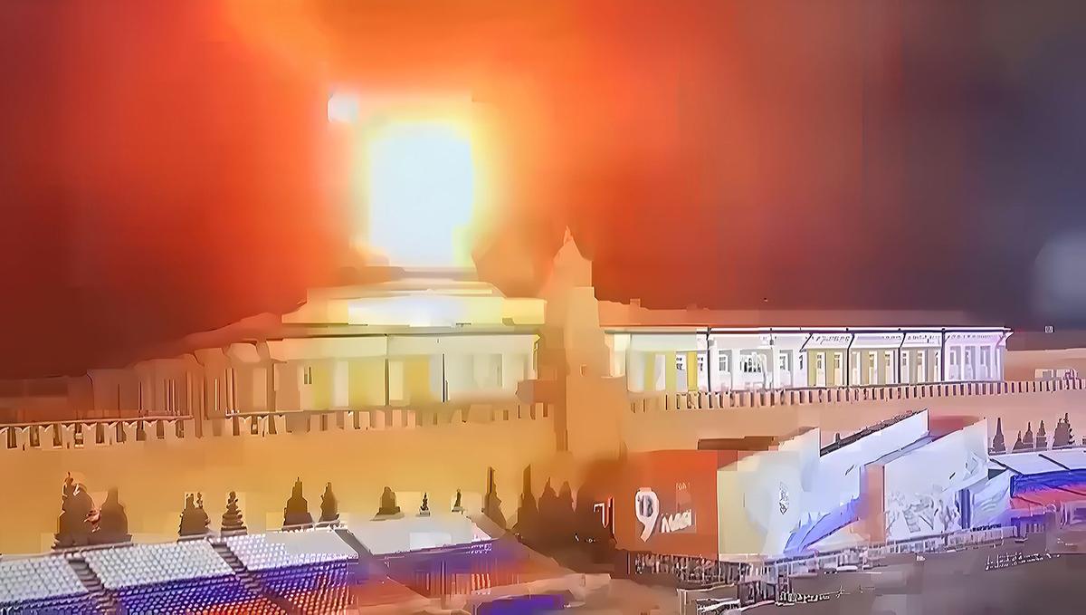 Изображение с камеры видеонаблюдения показывает пламя и дым над куполом здания Кремля 3 мая 2023 года в Москве, Россия. Фото: Камеры видеонаблюдения на Красной площади / UPI / Shutterstock / Vida Press