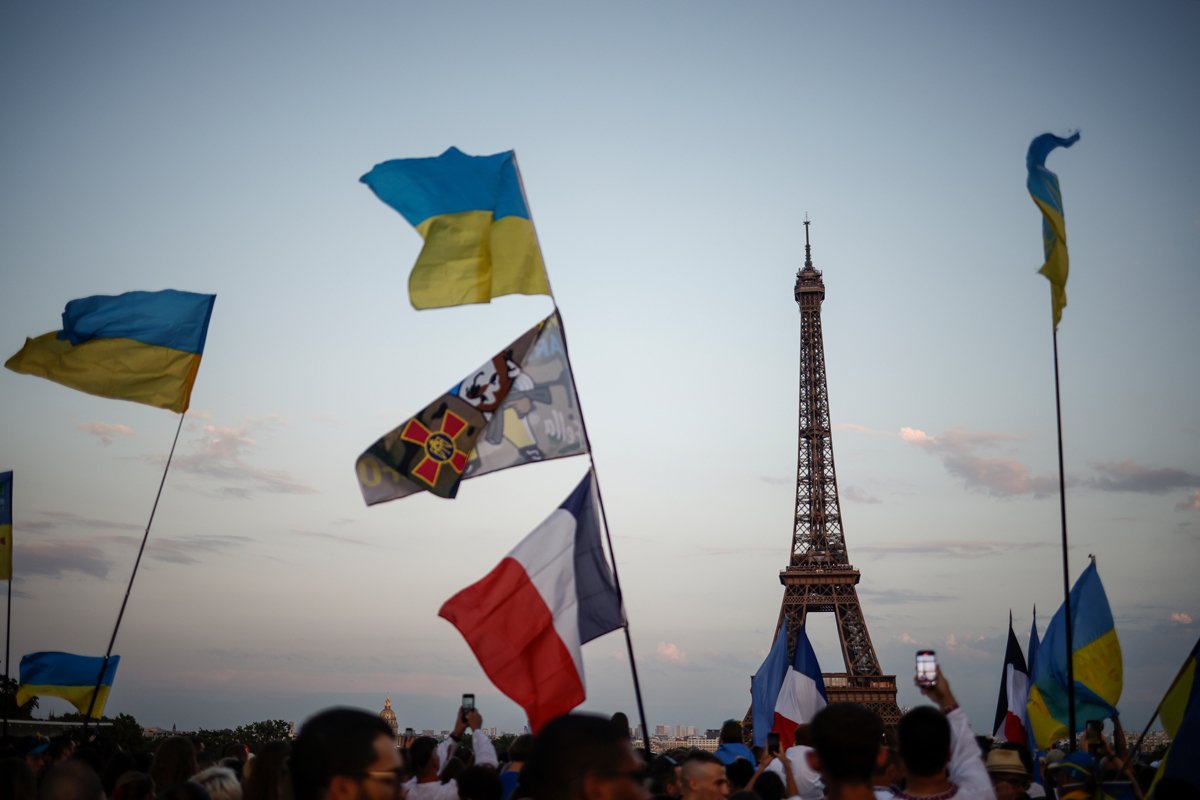 Украинские и французские флаги на фоне Эйфелевой башни по случаю Дня Независимости Украины, 24 августа 2023 года. Фото: Yoan Valat / EPA-EFE