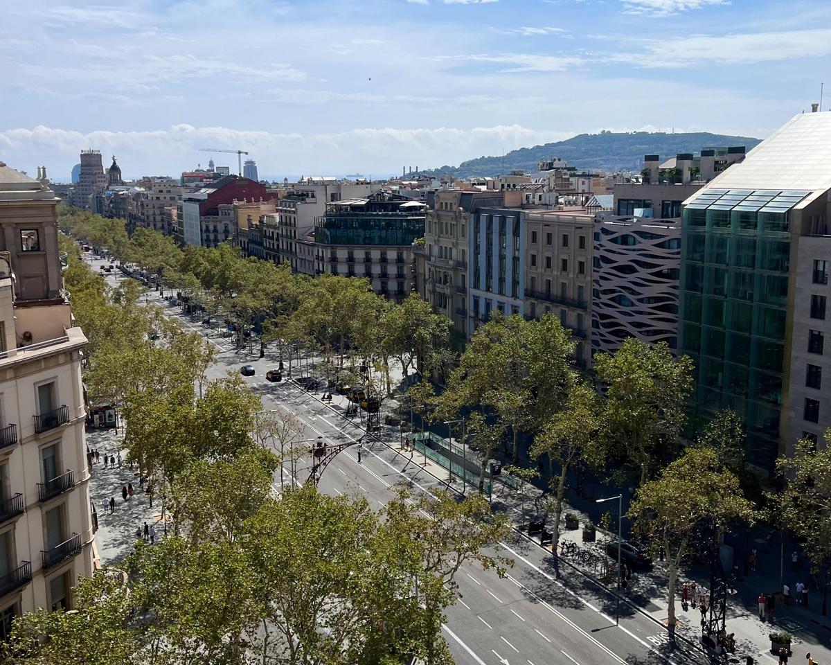 Один из главных проспектов Барселоны Пасео-де-Грасия. Фото: Кира Киселева, «Новая-Европа»