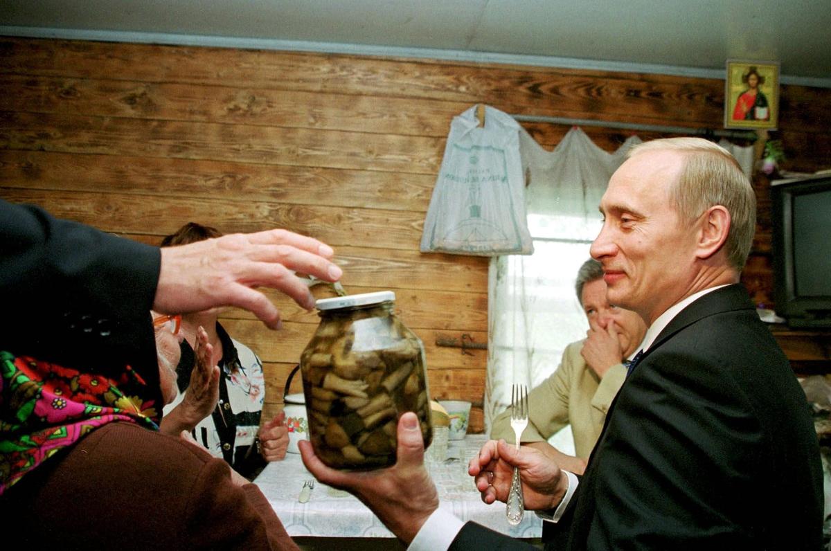 Putin receives a jar of home-cooked mushrooms from villagers in Kuzkino, in the Samara region, 1 September, 2000. Photo: EPA PHOTO POOL / ITAR-TASS / vk / bw